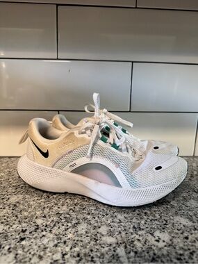 Nike White and Mint Women's Athletic Running Shoes